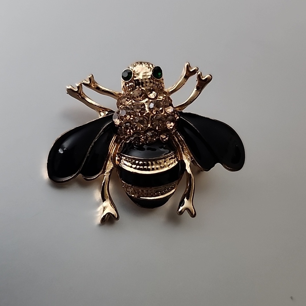 Brooch Bumble Bee Brooch Beautiful Enamal wings & Stunning  crystals